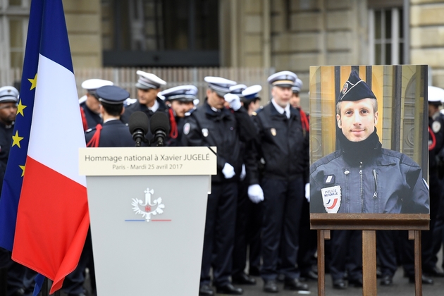 Des policiers rendent hommage à leur confrère Xavier Jugelé tué dans un attentat sur les Champs-Elysées, le 25 avril 2017 à Paris