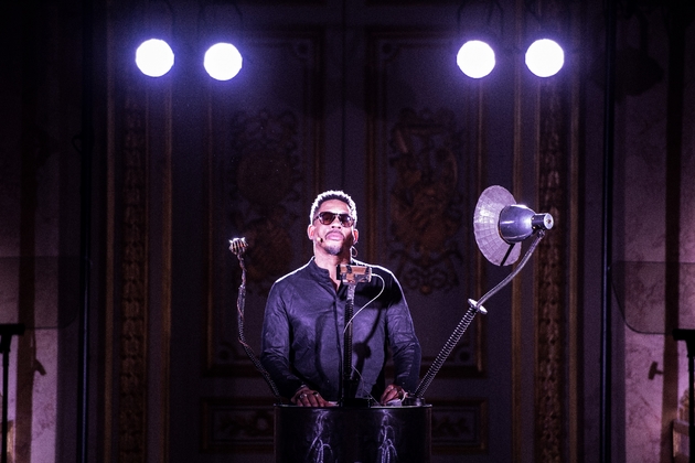 Joey Starr à l'hôtel de Lassay déclame devant les députés les grands discours de la pièce 