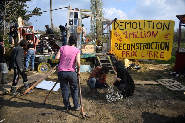 Des occupants de la ZAD de Notre-Dame-des-Landes apportent du matériel de construction, le 13 avril 2018