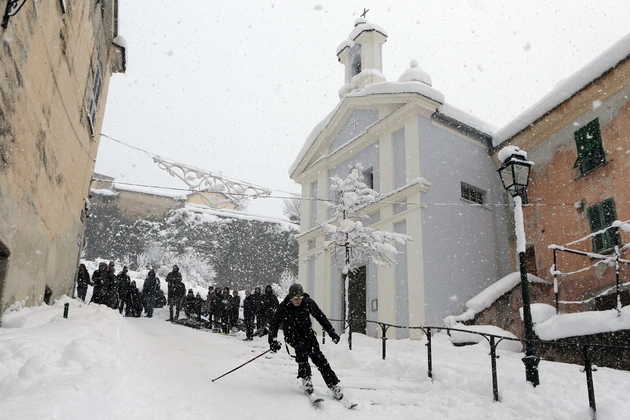  Un homme skie dans la ville de Corte en Corse, le 17 janvier 2017