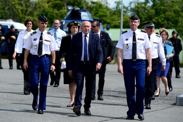 Le ministre de l'Intérieur Gérard Collomb visite le Centre national d'entraînement des forces de la gendarmerie à Saint-Astier (Dordogne), le 8 juin 2018