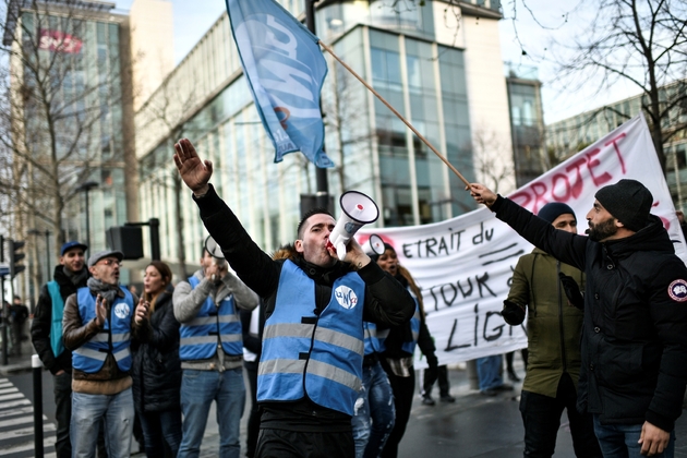 Des grévistes devant le siège de la SNCF à Saint-Denis, le 24 décembre 2019