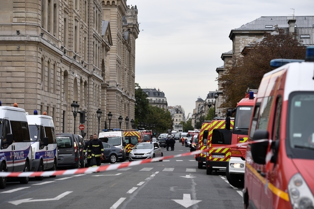 véhicule de police et pompiers autour de la préfecture de police de Paris où 4 personnes ont été tuée, le 3 octobre 2019