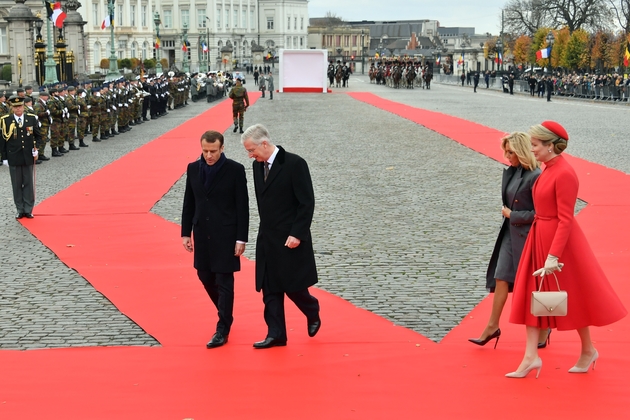 Le président Emmanuel Macron accueilli à Bruxelles par le roi Philippe de Belgique et la reine Mathilde le 19 novembre 2018