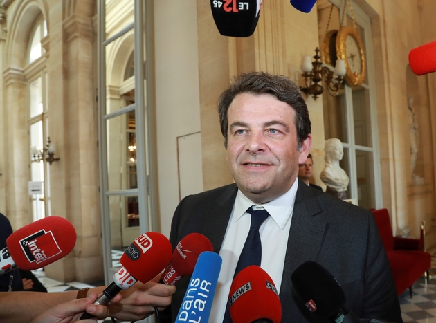 Thierry Solère répondant aux questions de journaliste dans la salle des 4 colonnes de l'Assemblée nationale, le 4 juillet 2017