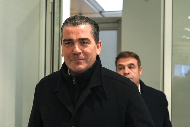 Frédéric Chatillon, proche conseiller de Marine Le Pen, et Axel Loustau (en arrière plan) au Tribunal de Grande Instance de Paris), à l'ouverture du procès, le 6 novembre 2019