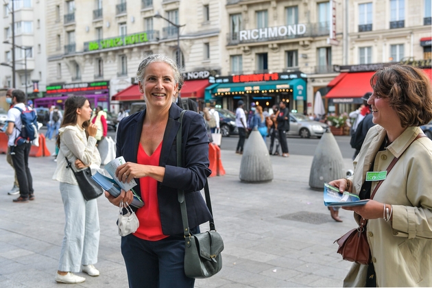 Paris: Delphine Batho candidate EELV distribution tracts