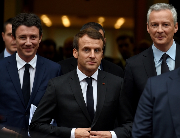 Le porte-parole du gouvernement, Benjamin Griveaux (G), Emmanuel Macron (C), et le ministre de l'Economie Bruno Le Maire, au ministère de l'Economie, le 21 novembre 2017