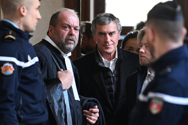 L'ancien ministre du Budget Jérôme Cahuzac (D), au côté de son avocat Eric Dupond-Moretti, au tribunal à Paris, le 12 février 2018 