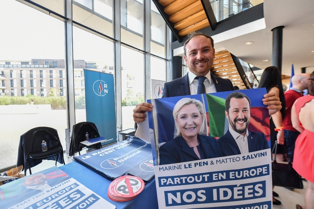 L'homme politique italien Flavio di Muro pose avec une affiche montrant Marine Le Pen et le ministre de l'Intérieur italien Matteo Salvini, le 16 septembre 2018 à Fréjus