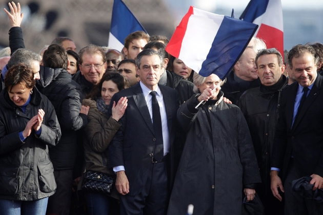 François Fillon entre sa fille Marie et sa femme Penelope Fillon lors du rassemblement au Trocadéro le 5 mars 2017 à Paris