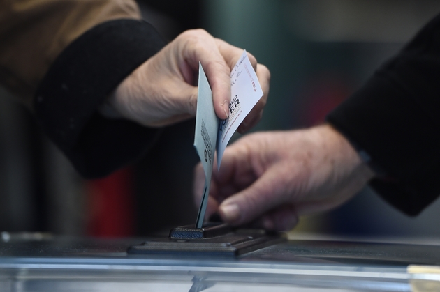 Un électeur vote au premier tour de la primaire élargie du PS à Nantes le 22 janvier 2017