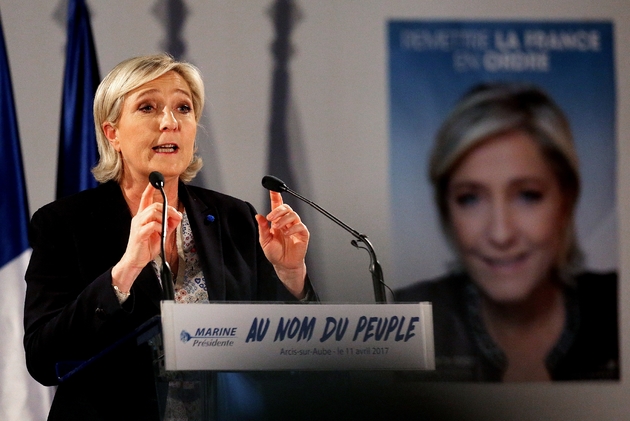 La candidate du Front national, Marine Le Pen, lors d'une réunion publique, à Arcis-sur-Aube, dans l'est de la France, le 11 avril 2017
