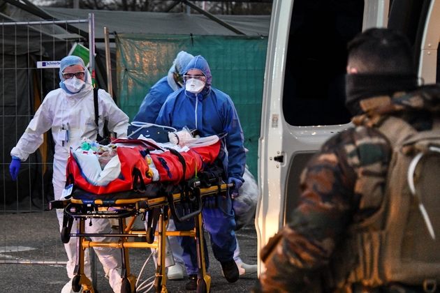 Des équipes médicales transfèrent des patients contaminés par le coronavirus d'un hôpital militaire pour les évacuer dans un TGV médicalisé vers des hôpitaux de la Nouvelle-Aquitaine, le 29 mars 2020 à Mulhouse