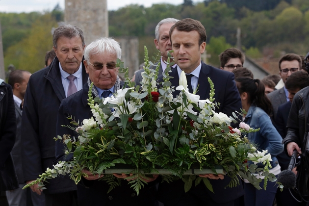 Emmanuel Macron et Robert Hebras (G), un survivant du massacre d'Oradour-sur-Glane, village martyr de la Deuxième Guerre mondiale, le 28 avril 2017