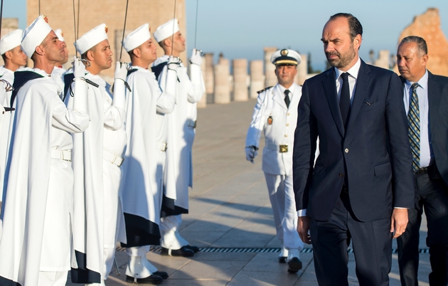 Photo prise le 16 novembre 2017 montrant le Premier ministre français Edouard Philippe (D) être reçu par des responsables du protocole marocains à son arrivée à Rabat