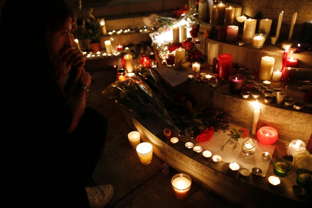 A femme se recueille devant la mairie en hommage au prêtre assassiné, le 26 juillet 2016, à Saint-Etienne du Rouvray (Seine-Maritime)