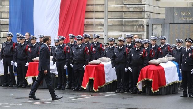 Emmanuel Macron devant les cercueils des victimes de l'attaque à la Préfecture de police de Paris, lors de la cérémonie d'hommage le 8 octobre 2019
