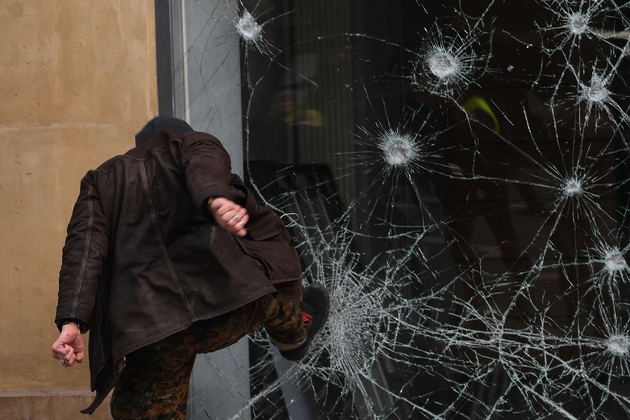 Un manifestant casse une vitrine de banque à Paris lors de la manifestation des 