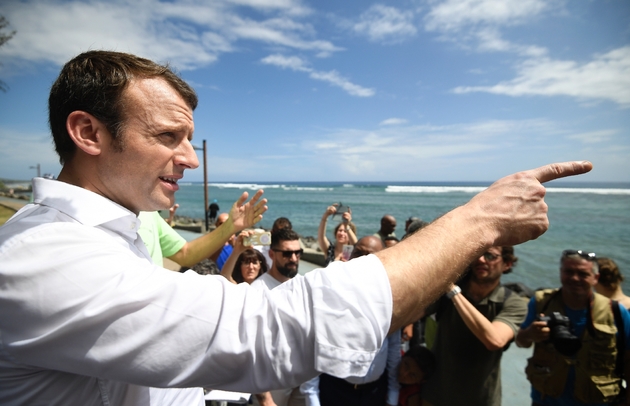 Emmanuel Macron visite le marché de Saint-Leu sur l'île de la Réunion, le 25 mars 2017 