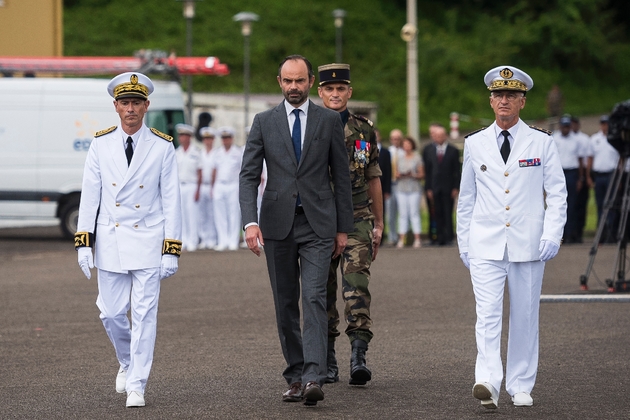 Le Premier ministre français Edouard Philippe passe des troupes en revue, le 4 novembre 2017 dans la commune du Lamentin en Martinique 
