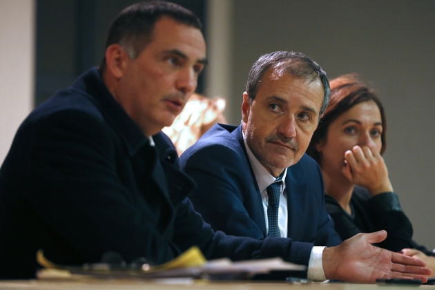 L'autonomiste Gilles Simeoni (à gauche) et l'indépendantiste Jean-Guy Talamoni à droite) lors d'un meeting à Vico, en Corse, le 24 novembre 2017