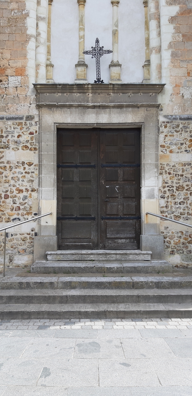 Brionne une porte fermée. Jusqu'à quand