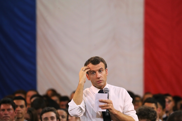 Emmanuel Macron face aux jeunes lors d'un grand débat à Etang-sur-Arroux, en Saône-et-Loire, le 7 février 2019
