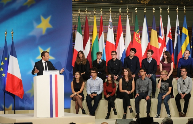 Le président français Emmanuel Macron (g) dans l'amphithéâtre de La Sorbonne à Paris, le 26 septembre 2017