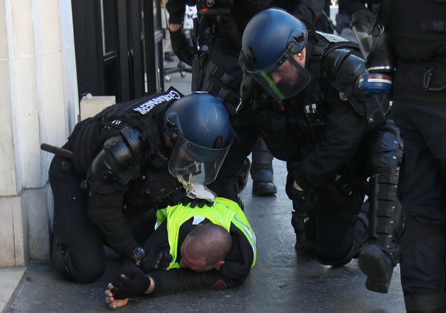 Un Gilet jaune interpellé par les gendarmes à Paris le 23 février 2019