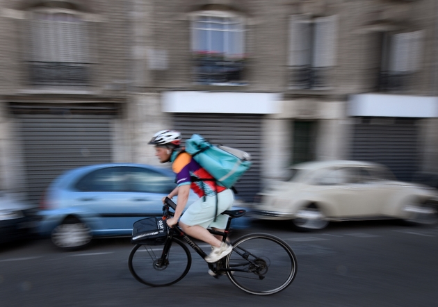 Un livreur de la société de livraison Deliveroo, le 3 juillet 2018 à Saint-Ouen, près de Paris