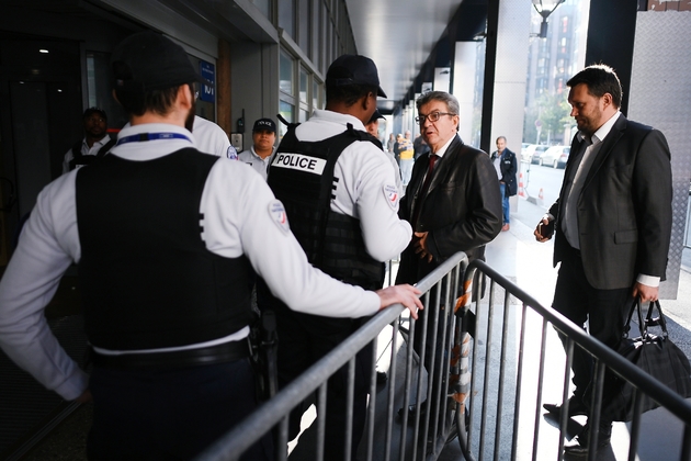 Arrivée de Jean-Luc Mélenchon dans les locaux de la police anticorruption (Oclciff) à Nanterre, jeudi 18 octobre 2018