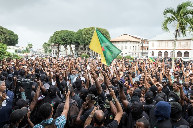 Des manifestants menés par le groupe des 500 frères, devant la préfecture de Cayenne en Guyane, le 7 avril 2017 