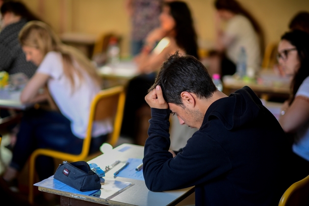 Les contempteurs du bac le jugent inutile puisque le taux de réussite approche les 90% (sur ceux qui le passent) alors que nombre de bacheliers échouent ensuite à l'université