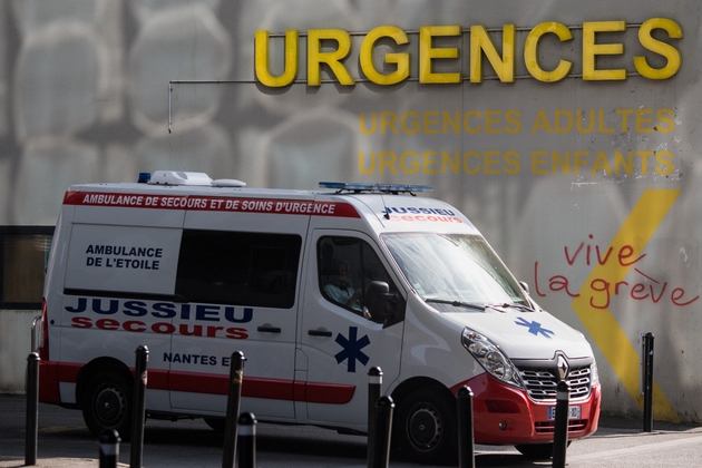 Une ambulance à l'entrée du service des urgences du centre hospitalier de Nantes, le 27 août 2019
