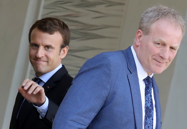 Le président Emmanuel Macron (g) et François Hommeril, président de la CFE-CGC, le 12 octobre 2017 à l'Elysée à Paris 