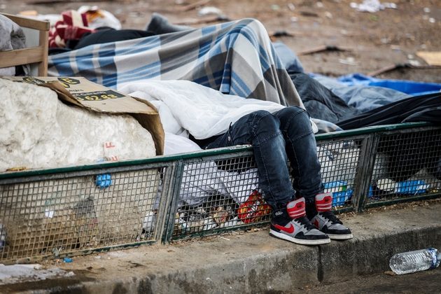 Un homme dort dans un campement improvisé Porte de la Chapelle à Paris le 9 juin 2017