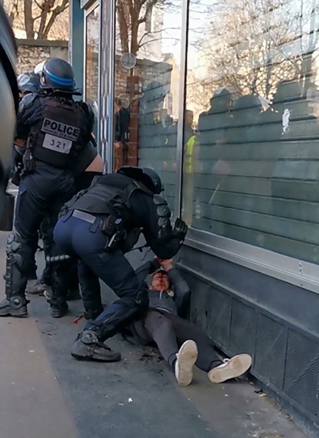 Capture d'écran à partir d'une vidéo d'un manifestant, montrant un policier frappant un homme le 18 janvier 2020 à Paris en marge de la manifestation des 