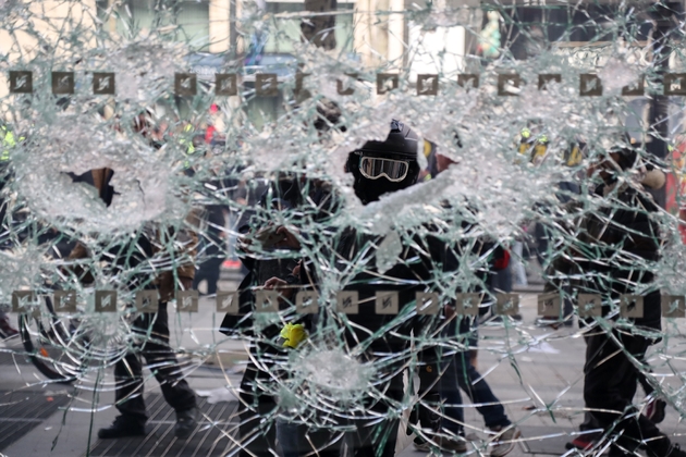 Une vitrine brisée sur les Champs-Elysées, le 16 mars 2019