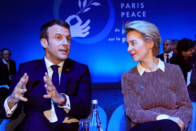 La présidente de la Commission européenne Ursula von der Leyen (d) et le président Emmanuel Macron, lors du Forum de Paris pour la paix, le 12 novembre 2019 à Paris