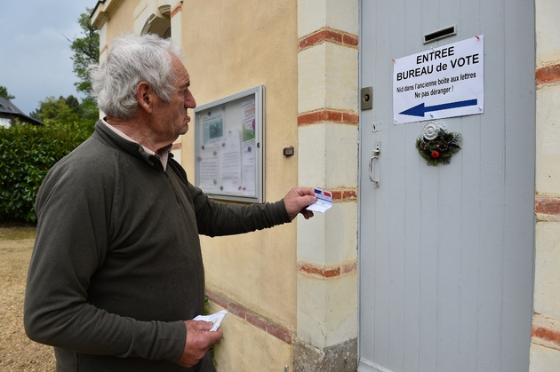 Consignes aux électeurs de La Lande-Schales (Maine-et-Loire) pour ne pas déranger les oiseaux nichant dans une boîte aux lettres de la mairie, lors du vote pour le 2e tour de la présidentielle, le 7 mai 2017 