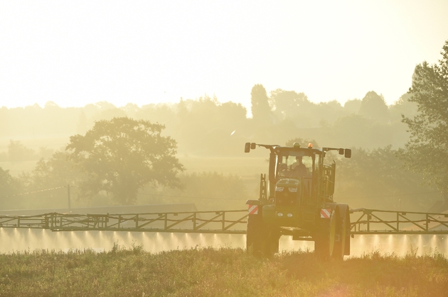 Une agriculteur épand du "Roundup 720" de Monsanto (Bayer), herbicide au glyphosate, le 16 septembre 2019 à Saint-Germain-sur-Sarthe (Sarthe)