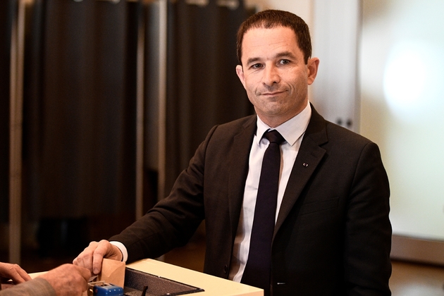 Benoît Hamon, votant lors du premier tour de la présidentielle, à Trappes près de Paris, le 23 avril 2017