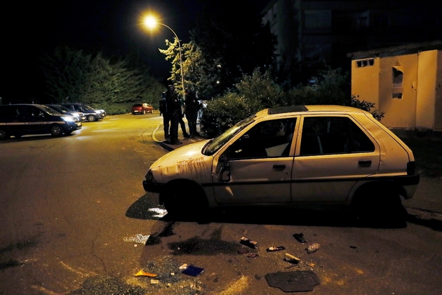 Un véhicule incendié dans le quartier de Boyenval lors de violences le 23 juillet 2016 à Beaumont-sur-Oise