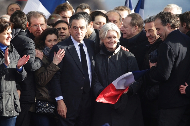 François Fillon entre sa fille Marie et son épouse Penelope lors du rassemblement de ses partisans sur l'esplanade du Trocadéro le 5 mars 2017 à Paris