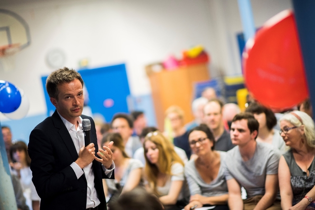Pierre-Yves Bournazel en campagne à Paris, le 1er juin 2017