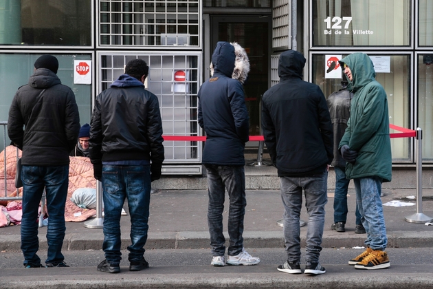 Des réfugiés devant la 