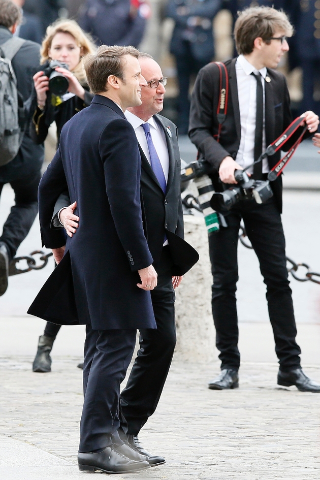 François Hollande et Emmanuel Macron assistent à une cérémonie marquant l'anniversaire de la victoire sur l'Allemagne nazie à Paris le 8 mai 2017