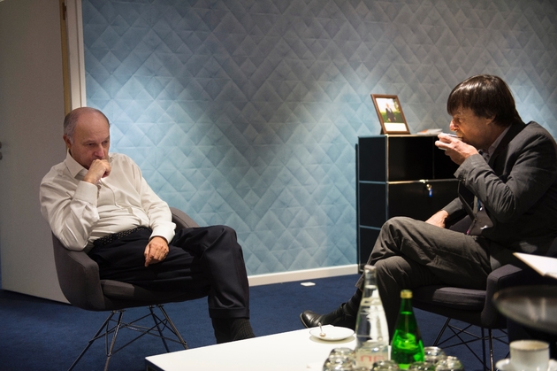 Laurent Fabius et Nicolas Hulot pendant la COP21, le 10 décembre 2015 au Bourget, au nord de Paris