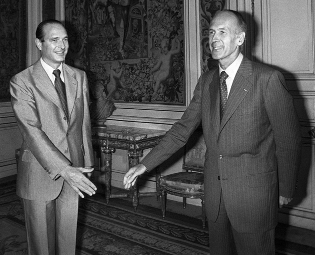 Le président Valéry Giscard d'Estaing (D) et son Premier ministre d'alors Jacques Chirac (G), au palais de l'Elysée à Paris le 25 août 1976